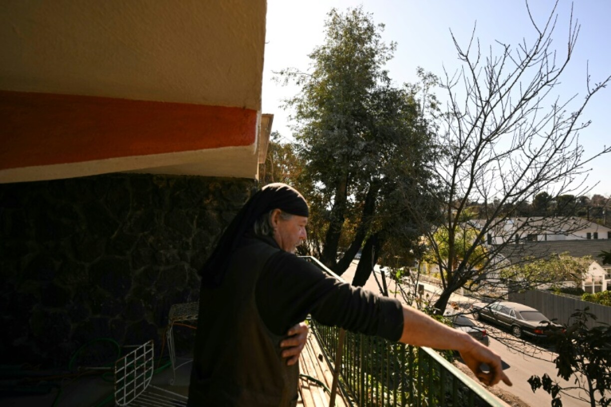 Jeff Ridgway continues to camp out in his apartment, despite the scenes of desolation outside his windows