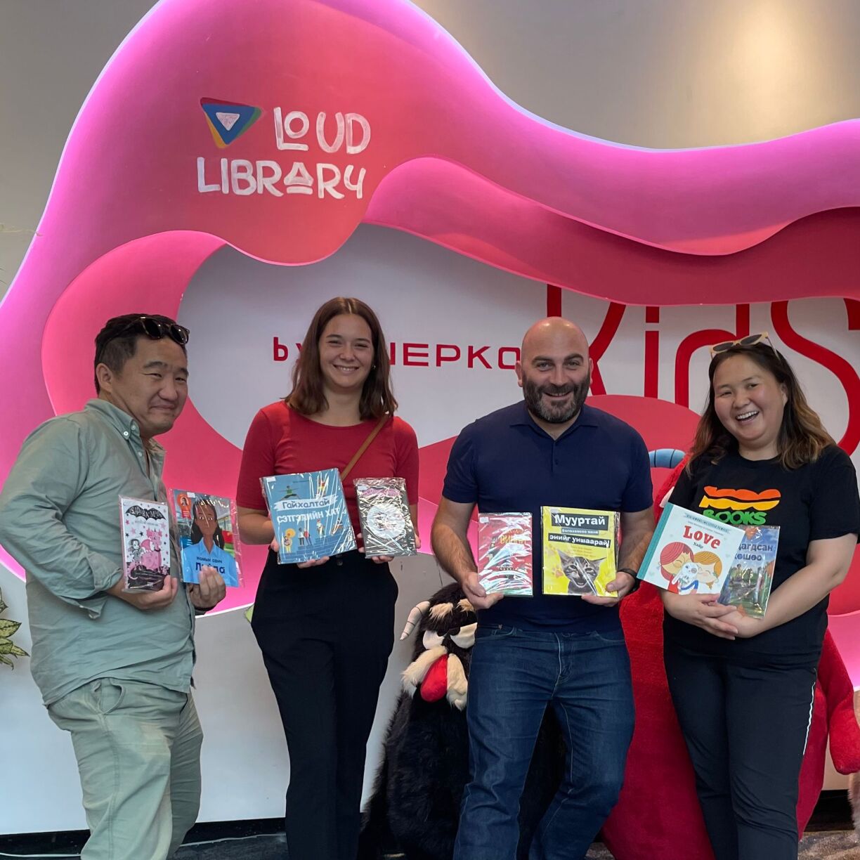 Am August 2024 war d'Isabelle Zigrand op Aarbechtsrees an d'Mongolei, hei an enger Bibliothéik mat Kannerbicher.