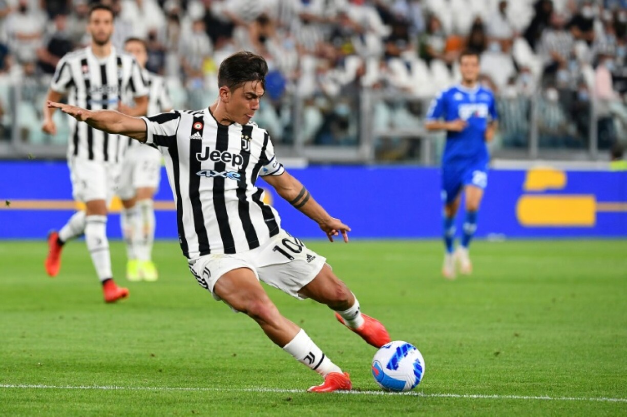 L'attaquant argentin de la Juventus Paulo Dybala tire au but contre Empoli, le 28 août 2021 à Turin