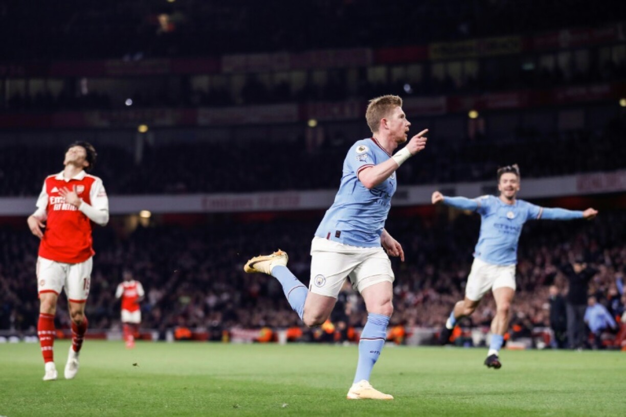 Le milieu de Manchester City Kevin De Bruyne (c) vient de marquer sur le terrain d'Arsenal, le 15 février 2023 à Londres