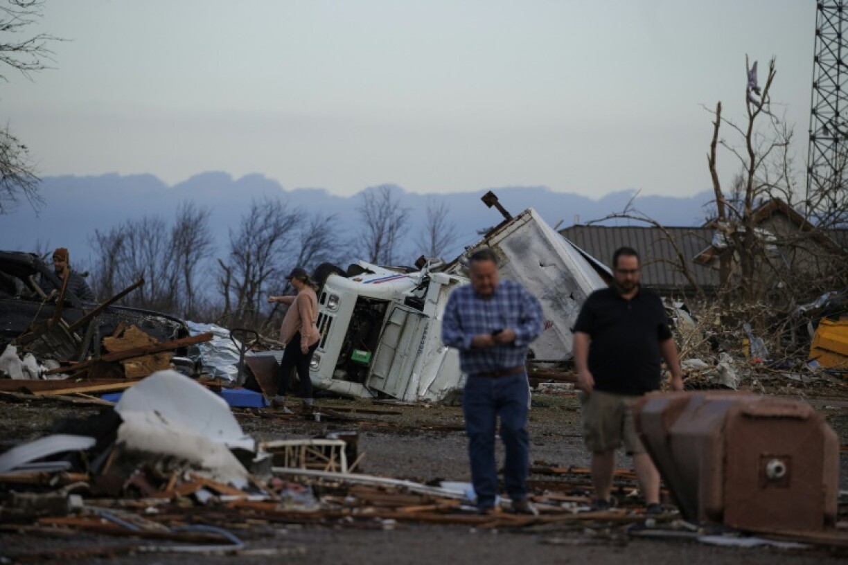 Un camion renversé après le passage d'une tornade, le 11 décembre 2021 à Mayfield, dans le Kentucky