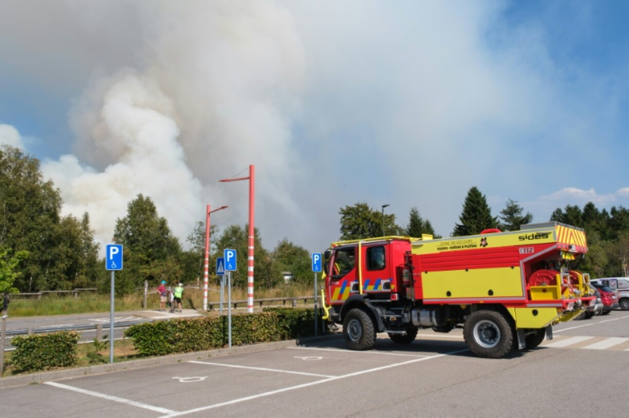 Des pompiers mobilisés contre un incendie dans les Hautes Fagnes, en Belgique, le 14 août 2026