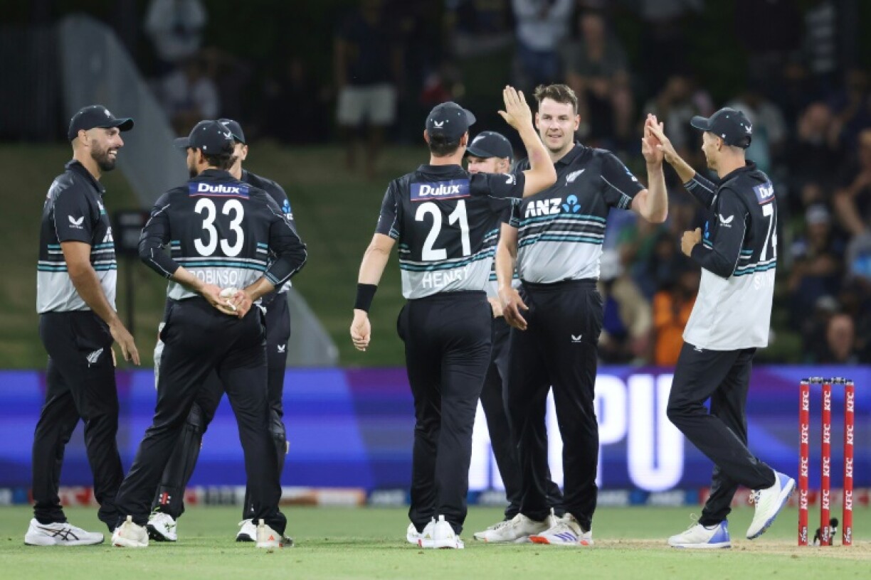 New Zealand's Jacob Duffy (C) celebrates the wicket of Sri Lanka's Kamindu Mendis during a Twenty20 cricket match at Bay Oval in Mount Maunganui