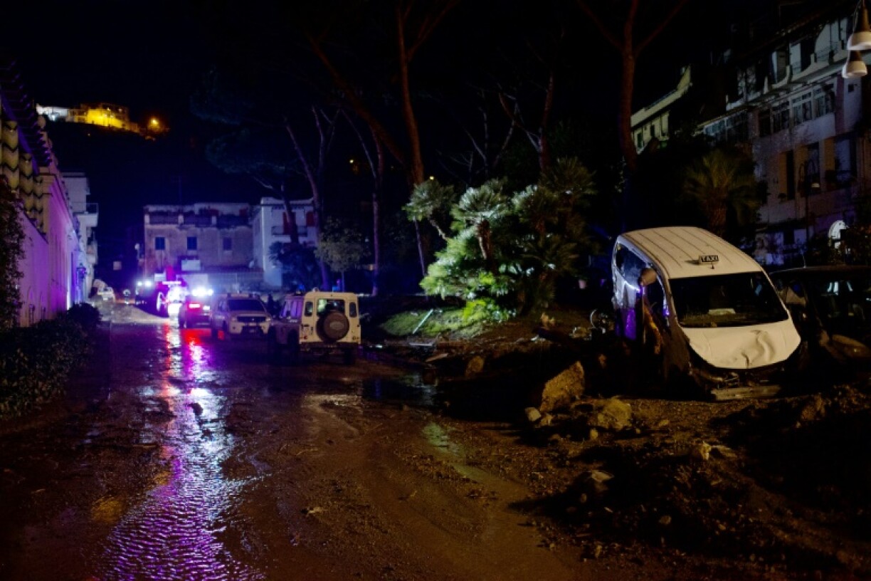 Une rue couverte de boue à Casamicciola Terme, sur l'île italienne d'Ischia, le 26 novembre 2022
