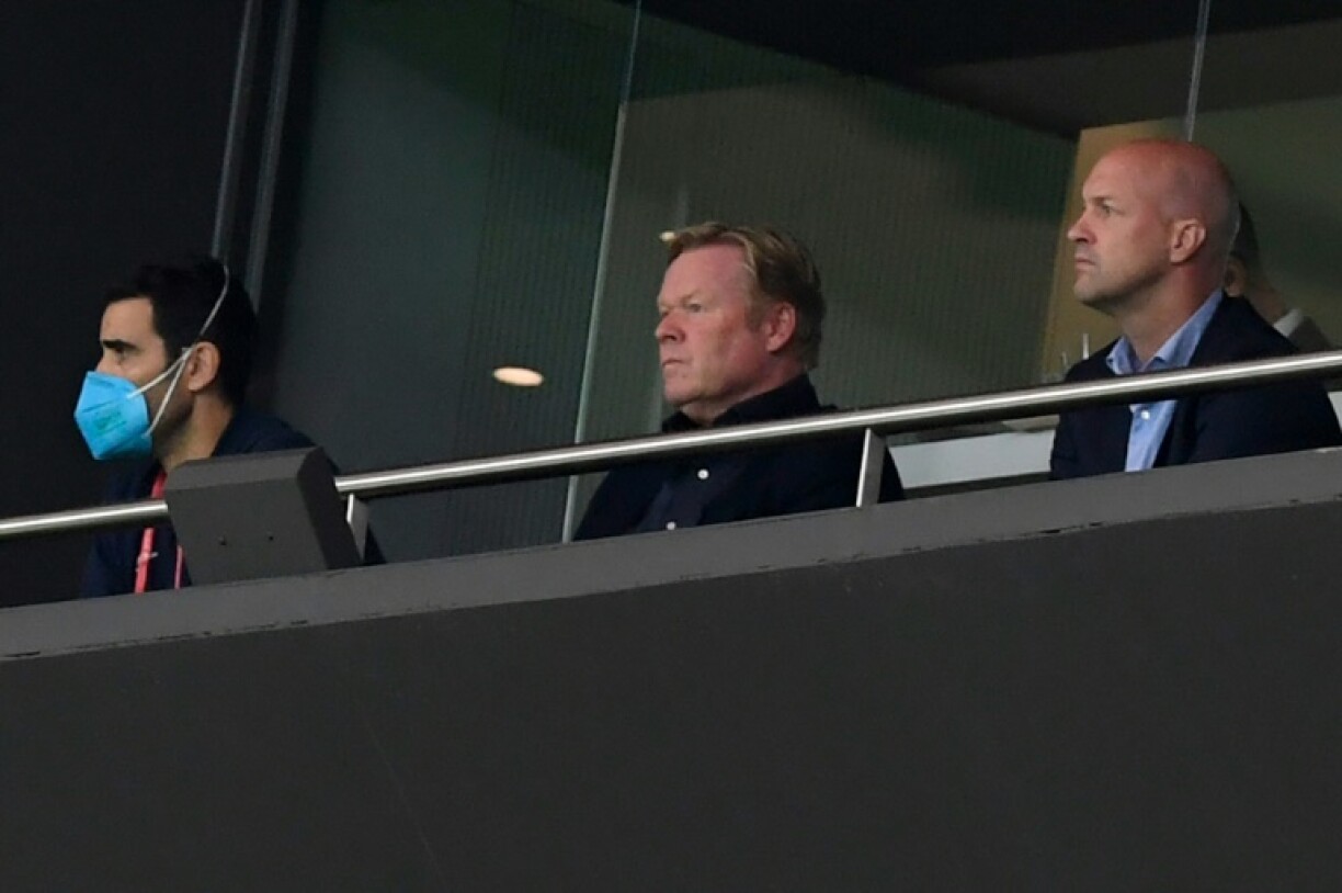 L'entraîneur néerlandais de Barcelone Ronald Koeman, suspendu, assiste depuis les tribunes au match face à l'Atlético Madrid, lors de la 8e journée de LaLiga, le 2 octobre 2021 au Wanda Metropolitano Stadium