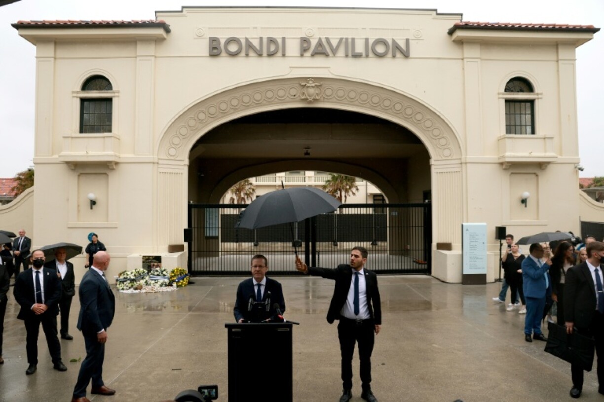 Le président israélien Isaac Herzog prend la parole après avoir déposé une gerbe en hommage aux victimes de l'attentat du 14 décembre 2025 au pavillon de Bondi, à Sydney, le 9 février 2026 en Australie
