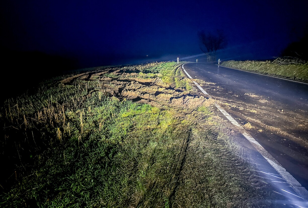 Op där Plaz ass de Buschauffer mam Gefier an d'Feld gefuer.