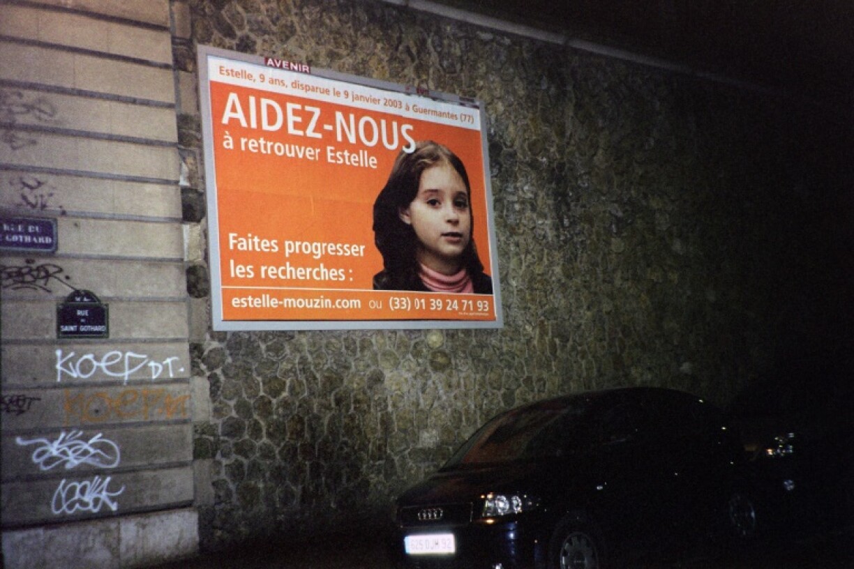 Un avis de recherche lancé après la disparition d'Estelle Mouzin, sur un mur de Paris, le 15 mars 2003