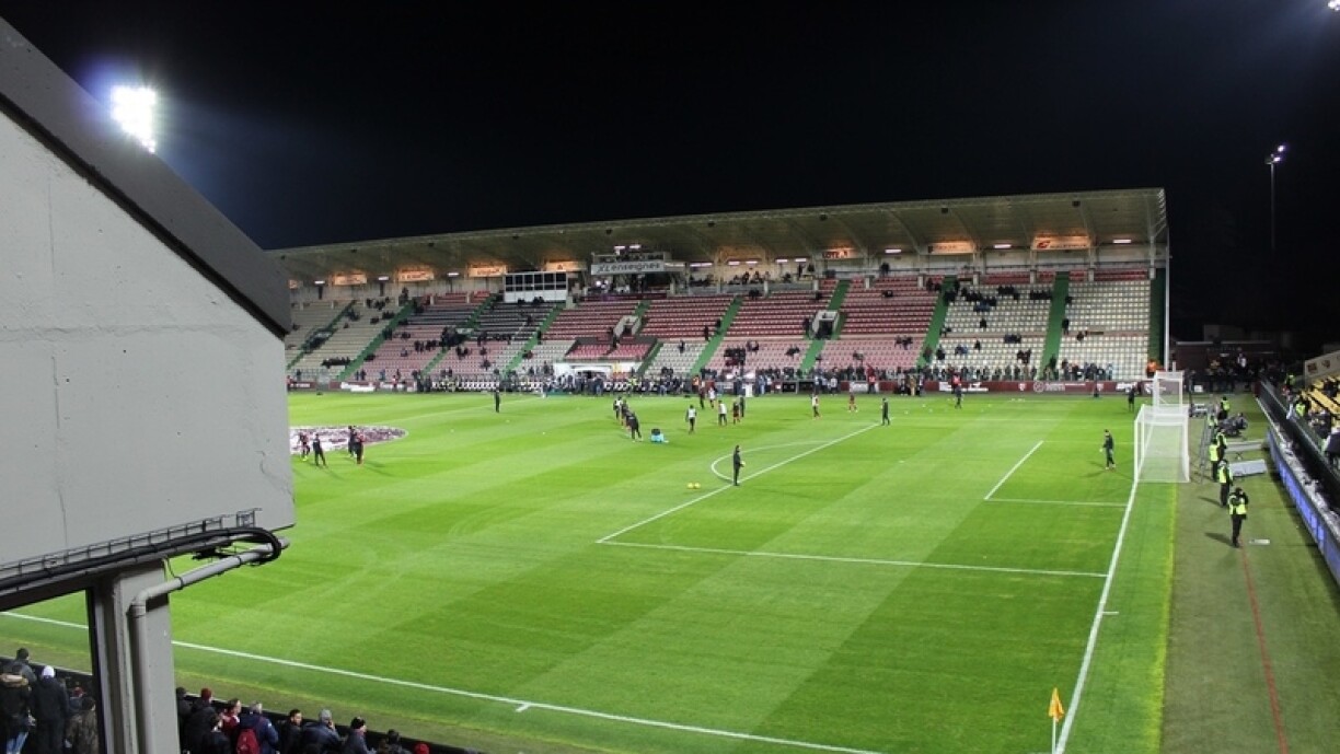 La tribune sud du stade sera complètement détruite cet été.