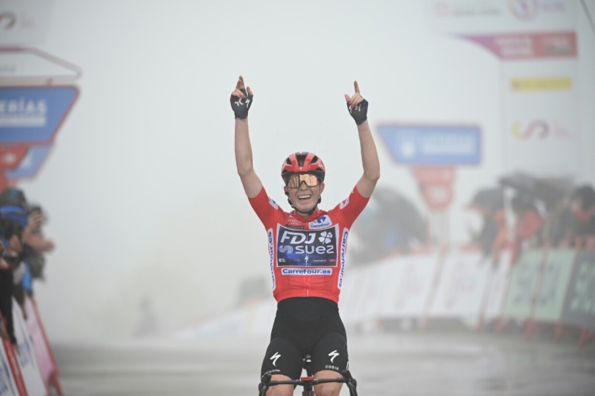 Demi Vollering, coureuse néerlandaise de l'équipe FDJ-Suez, célèbre sa victoire lors de la 7e étape du Tour d'Espagne 2025, à Cotobello, le 10 mai 2025