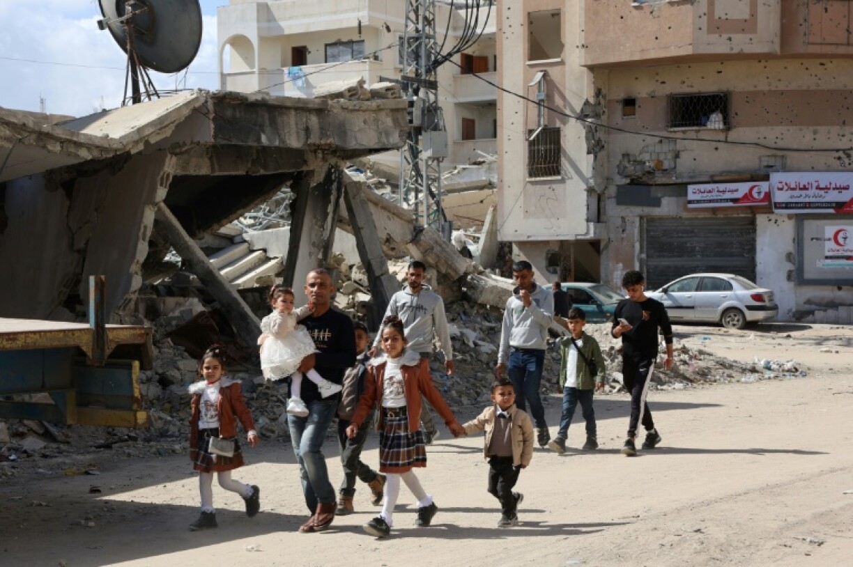 Une famille palestinienne dans la ville de Gaza, le jour de la fête de l'Aid-el-Fitr, le 30 mars 2025