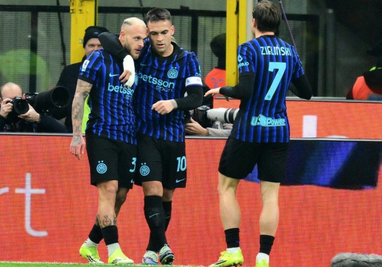 Le défenseur de l'Inter Milan Federico Dimarco félicité par son capitaineLautaro Martinez après l'ouverture du score contre Naples le 11 janvier 2026 à San Siro