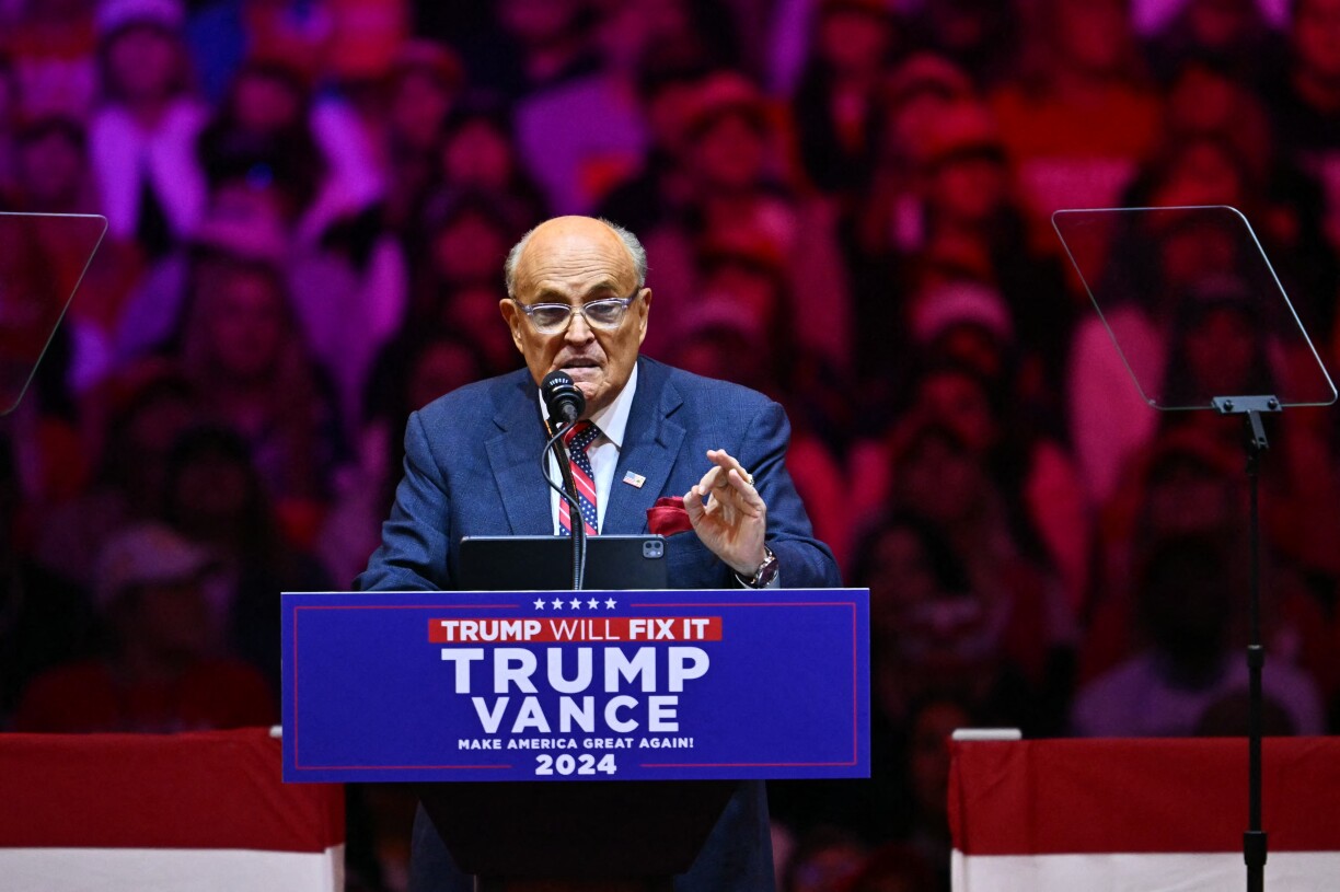De Rudy Giuliani bäi engem Walkampfevent fir den Donald Trump am Oktober 2024.