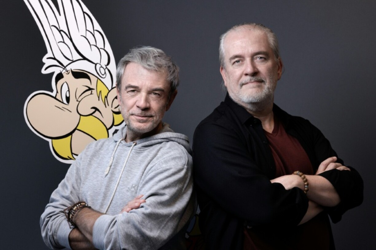 Les auteurs de la série Astérix et Obélix, Fabrice Caro (g) et Didier Conrad, dans les locaux de leur éditeur, Hachette, à Vanves (Hauts-de-Seine), le 24 octobre 2023