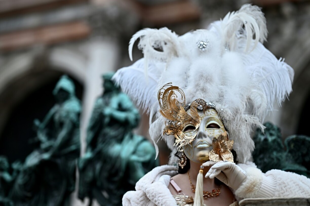 Une participante au Carnaval de Venise pose au premier jour du pré-Carnaval, le 27 janvier 2024.