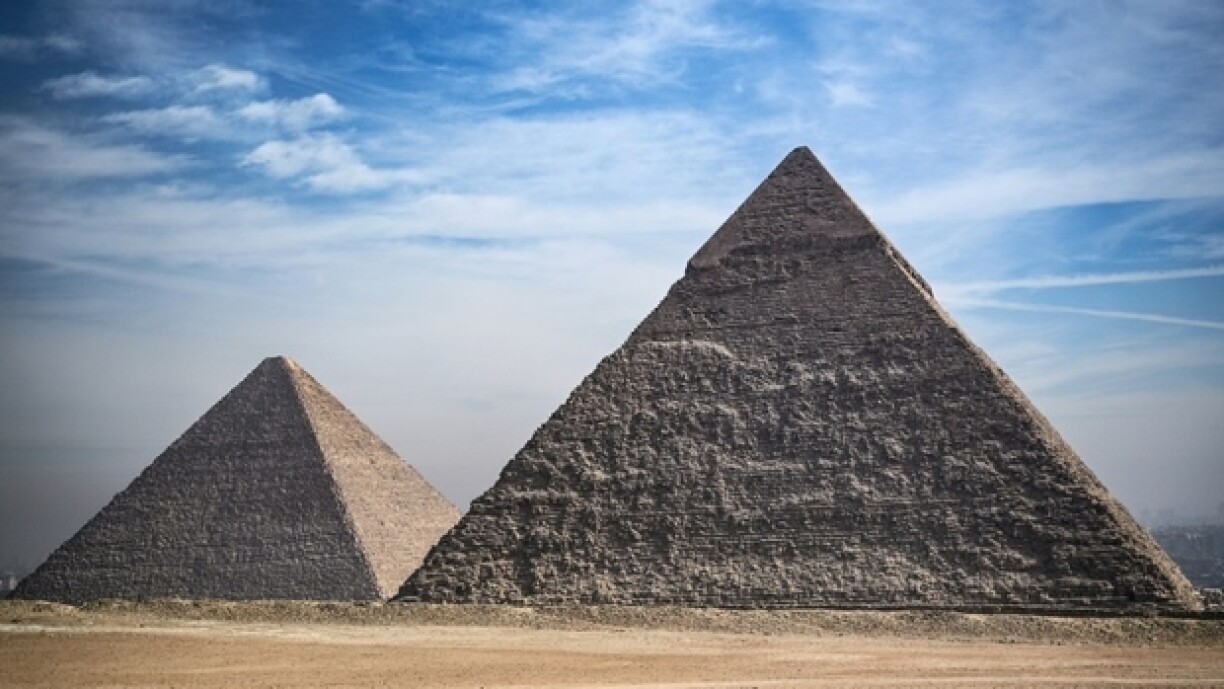 La pyramide de Khéops (g) et de Khéphren, à Guizeh en janvier 2021, en Egypte.