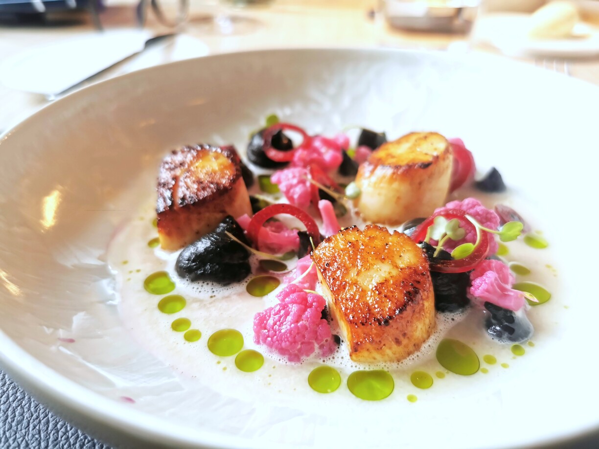 L'entrée du menu Impression servie au restaurant Équilibrium en ce mois de février: des Saint-Jacques poêlées, associées notamment à un pickles de choux et des petites mousses d'olives noires.