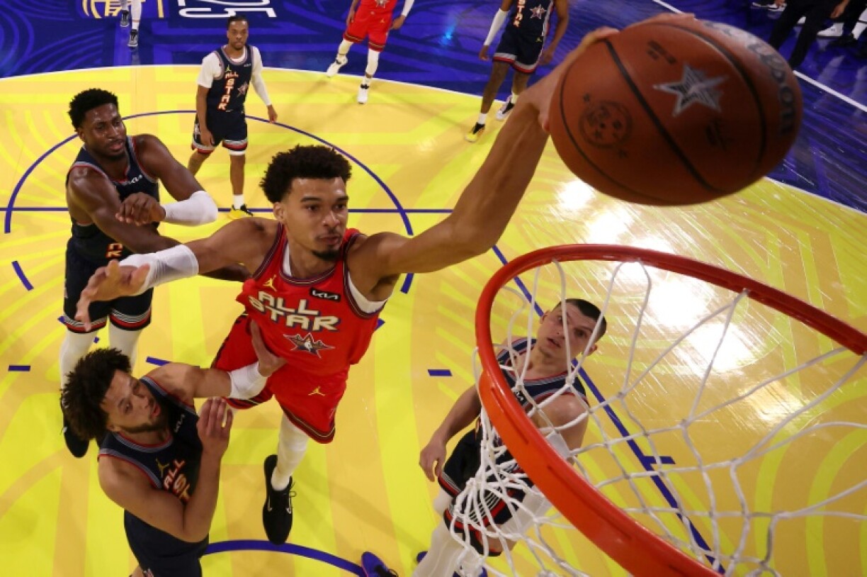 Victor Wembanyama au dunk lors du All-Star Game, le 17 février 2024 à San Francisco