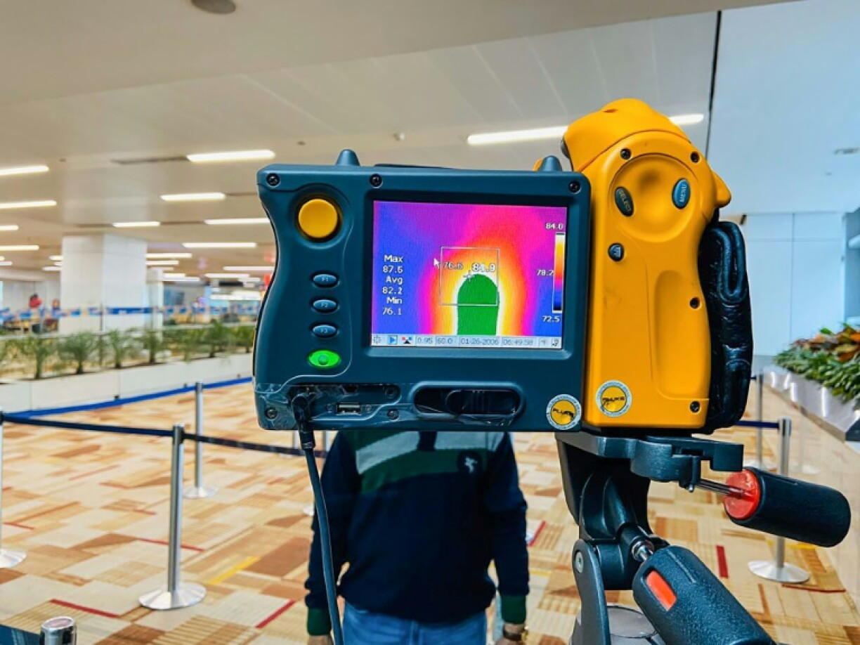 Une caméra thermique scanne un voyageur arrivé à l'aéroport international Gandhi de New Delhi. Photo fournie par le ministère indien de l'aviation civile.