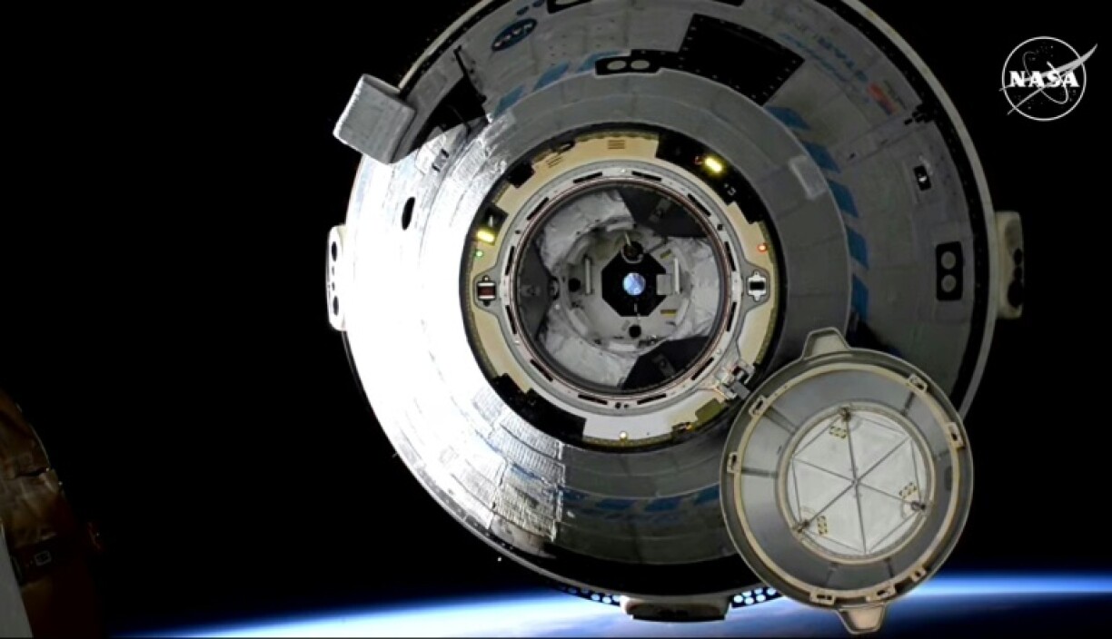Image tirée d'un livestream de la NASA montrant la capsule spatiale Starliner non habitée s'éloignant de la Station spatiale internationale (ISS) pour son retour sur Terre, le 6 septembre 2024