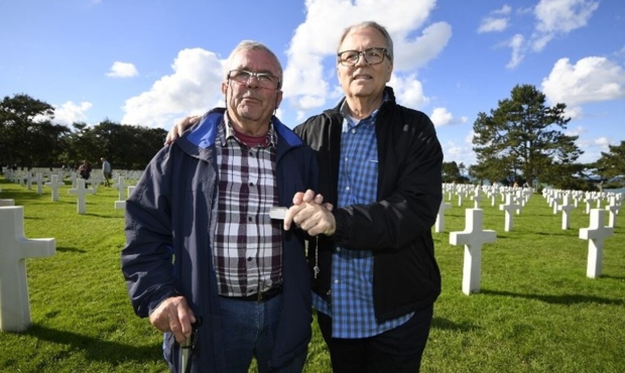 André Gantois (à droite) et Allen Henderson (à gauche) au cimetière américain de Normandie.