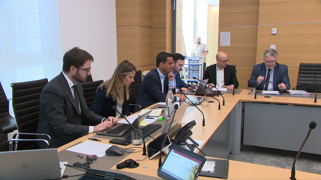 Yves Piron (à droite) lors de la réunion de la Commission parlementaire de la Famille.