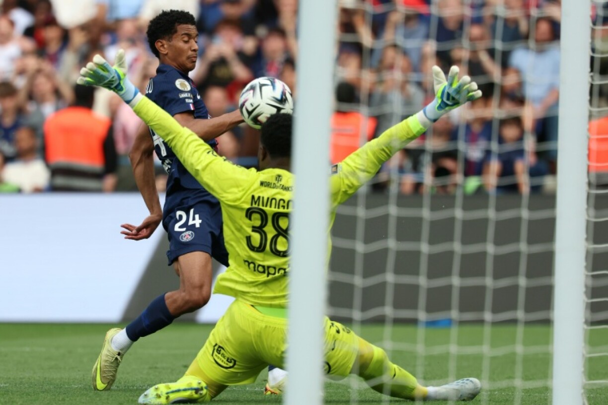 Le jeune milieu de terrain du Paris SG Senny Mayulu (G) face au gardien lorientais Yvon Mvogo lors du match nul 2-2 en Ligue 1, le 2 mai 2026 au Parc des Princes