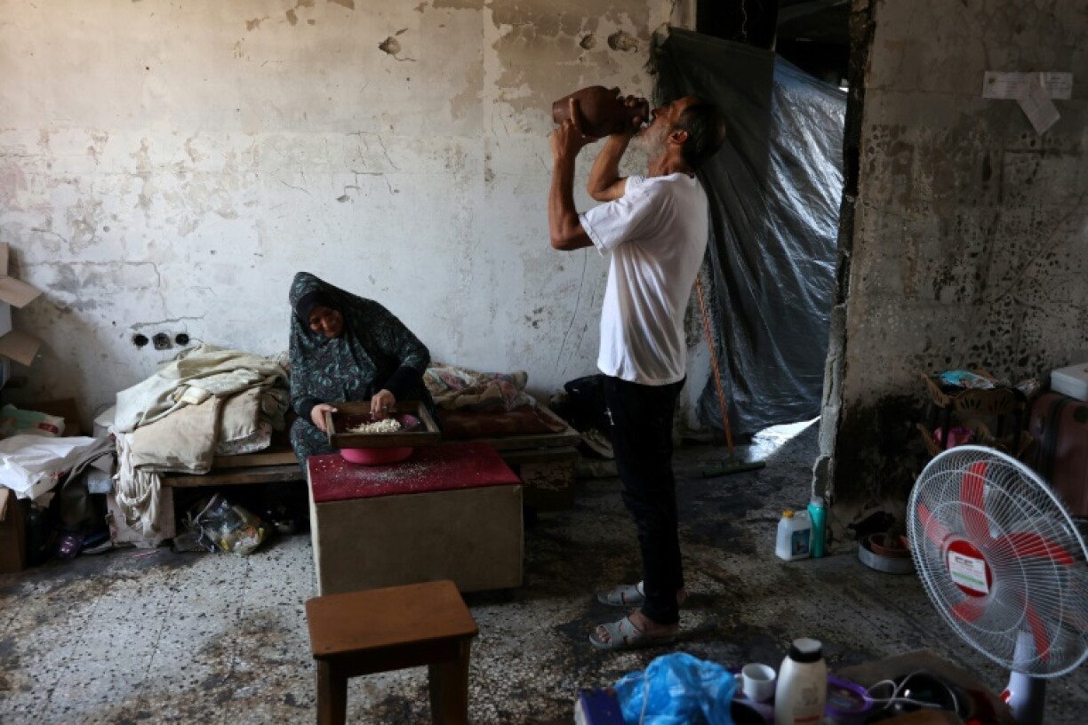 Des déplacés palestiniens trouvent refuge dans un appartement endommagé de Jabalia dans le nord de la bande de Gaza, le 15 août 2024