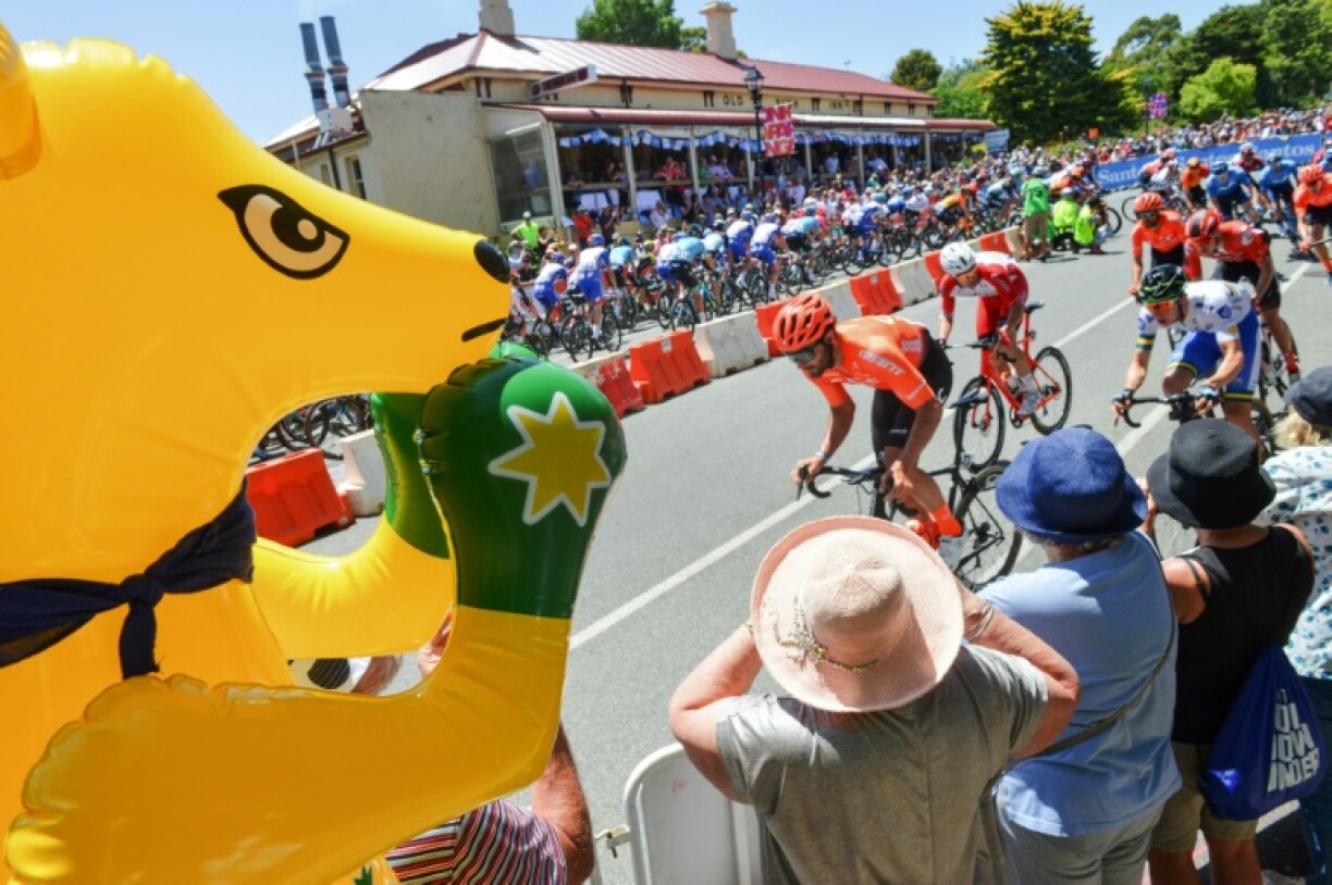 Le peloton lors d'un étape du Tour Down Under, le 26 janvier 2020 à Adelaïde, en Australie
