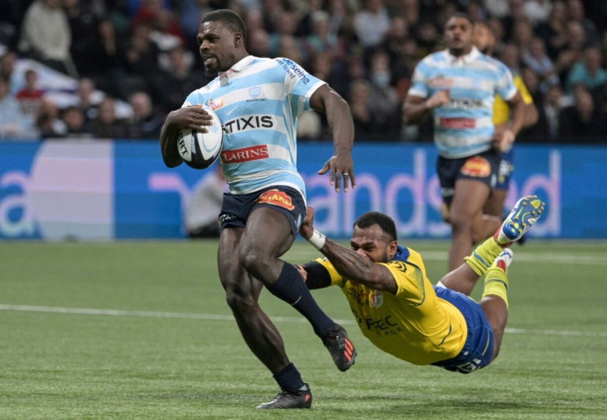 L'ailier clermontois Alivereti Raka est débordé par Christian Wade auteur d'un essai pour le Racing 92, le 27 novembre 2022 à Nanterre