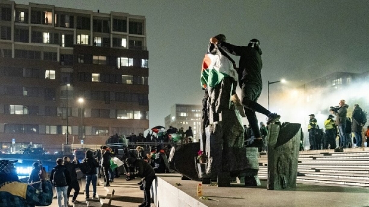 Des manifestants pro-Palestiniens sur la place Anton de Komplein d'Amsterdam avant le match de football de l'UEFA Europa League entre l'Ajax et le Maccabi Tel Aviv le 7 novembre 2024