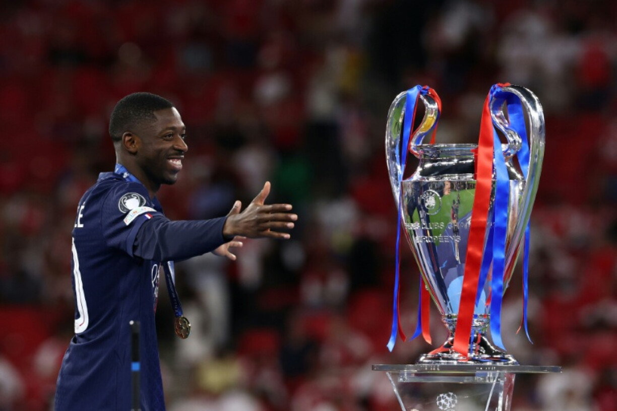 Ousmane Démbélé va embrasser le trophée de la Ligue des champions samedi, après la victoire du PSG en finale contre Arsenal à Budapest.