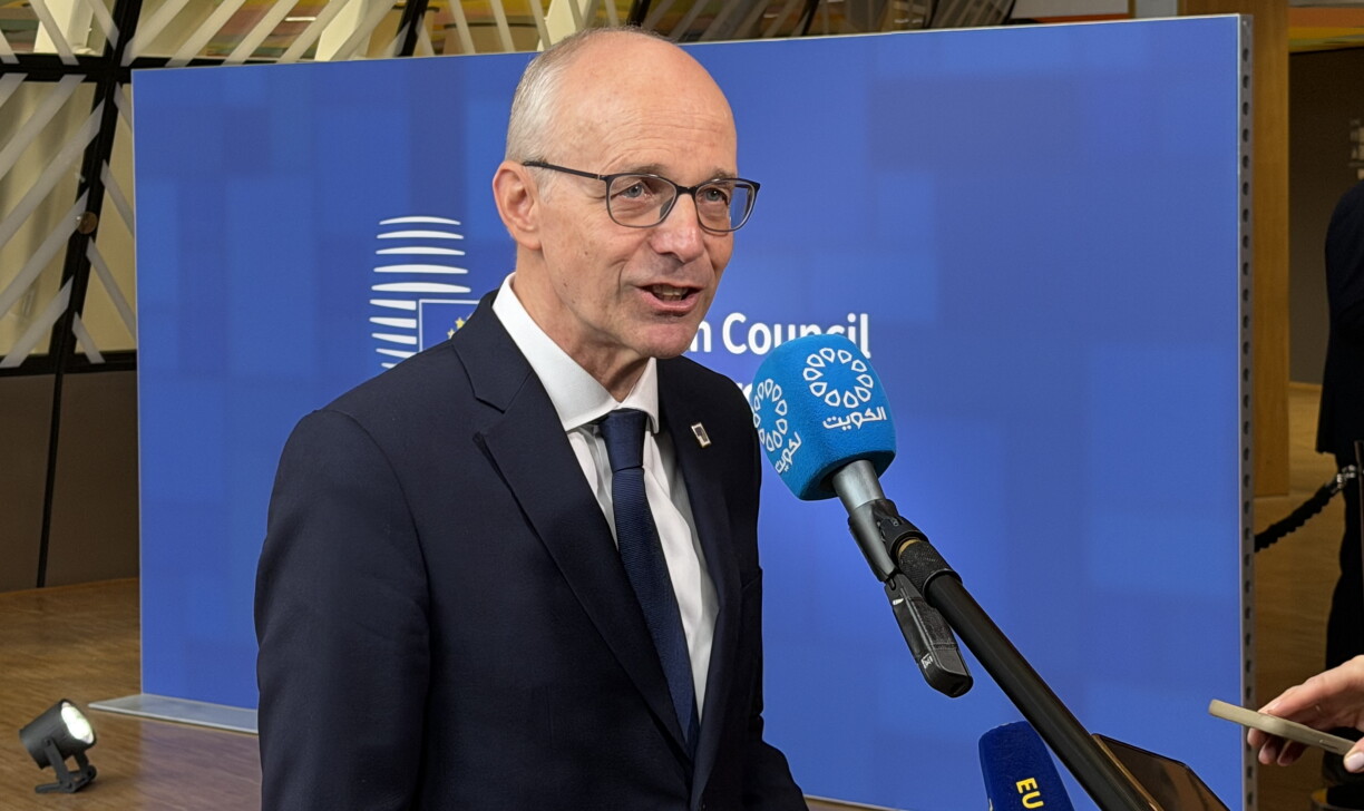 De Staatsminister am Interview mat Journaliste bei senger Arrivé um EU-Sommet.
