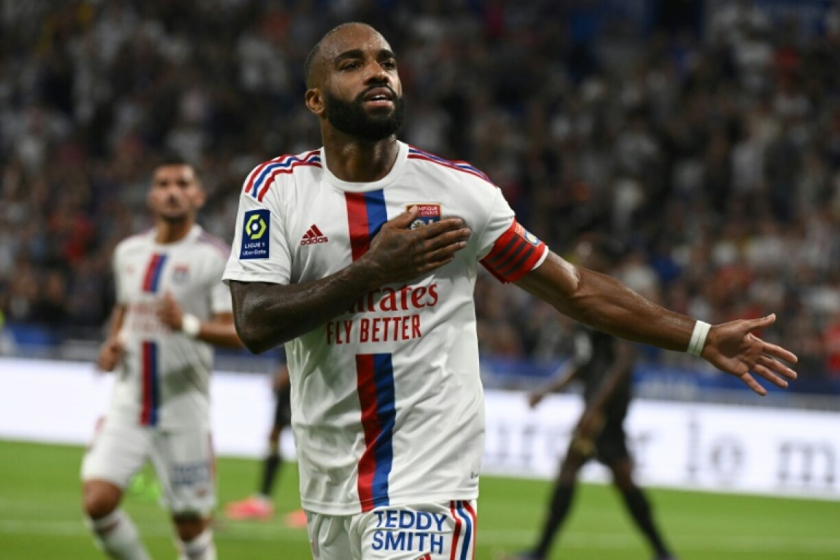 Alexandre Lacazette communie avec les surpporters après avoir inscrit le 2e but de l'Olympique Lyonnais contre l'AC Ajaccio à Décines, le 5 août 2022