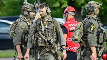 Des membres des forces spéciales de police sur les lieux où un agresseur armé d'une épée a blessé plusieurs personnes dans un lycée à Fagersta, dans le centre de la Suède, le 21 août 2026