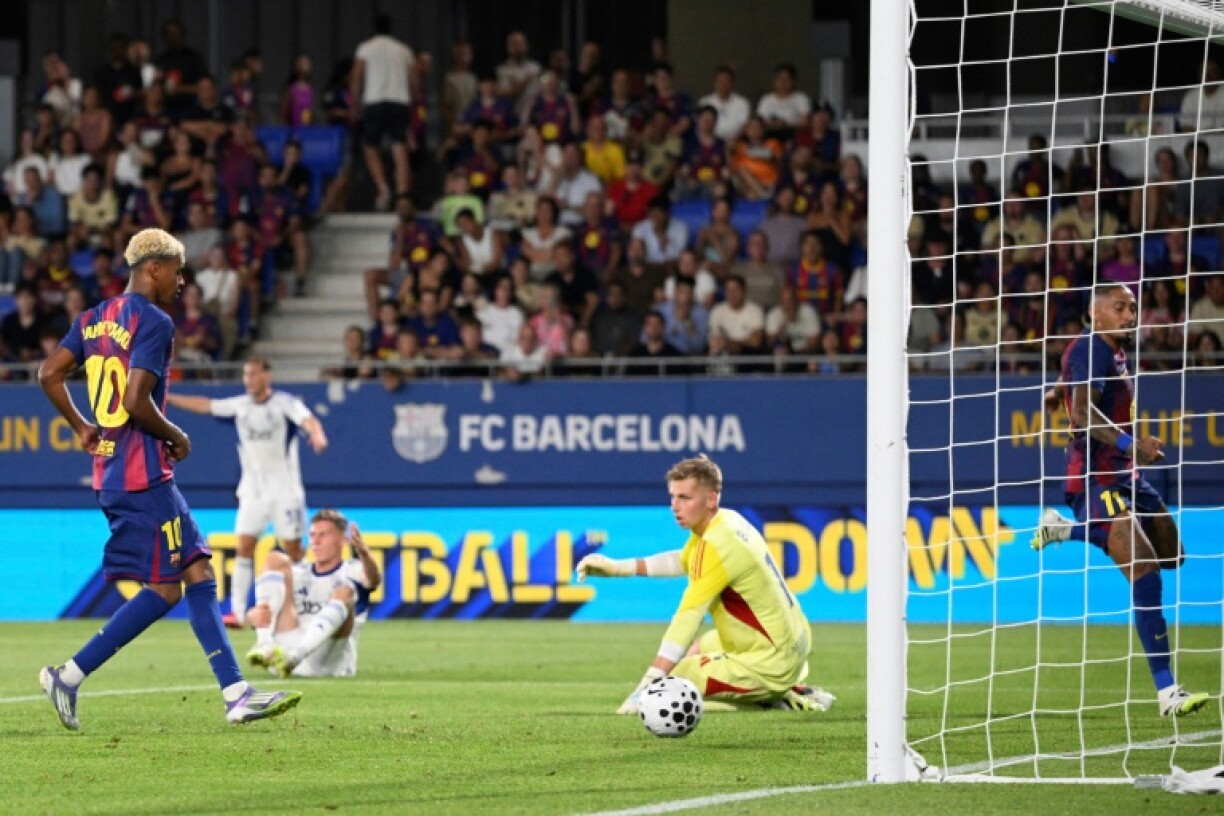 Lamine Yamal scores Barcelona's fourth goal in a romp against Como