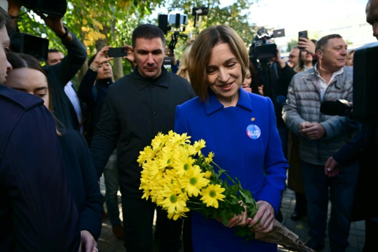 La présidente moldave Maia Sandu quitte un bureau de vote à Chisinau, le 28 septembre 2025