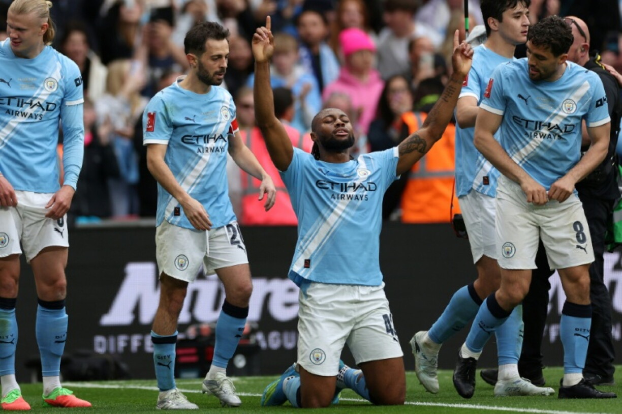 Antoine Semenyo (à genoux), auteur du but de la victoire pour Manchester City en finale de la Cup, le 16 mai 2026 à Wembley