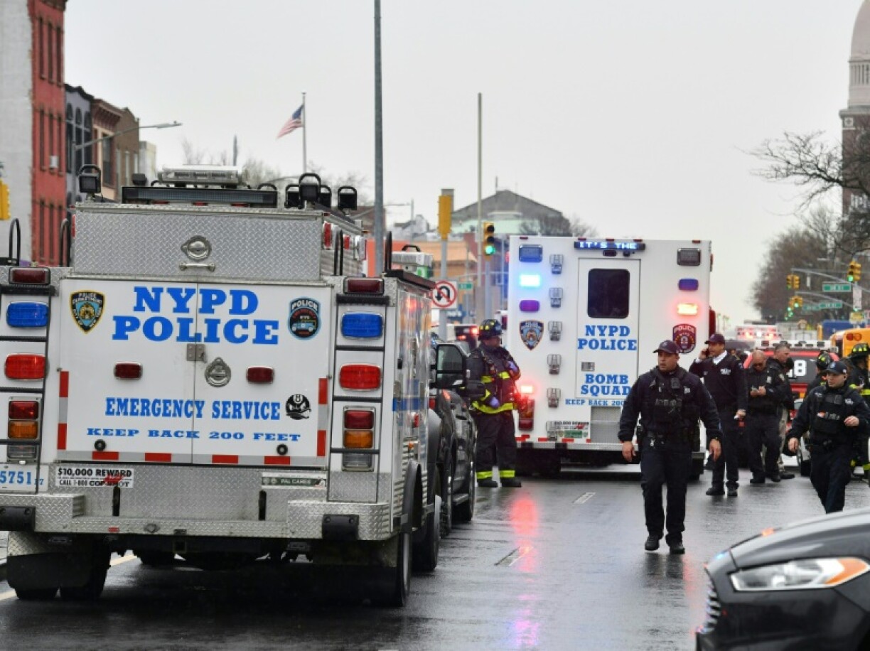 Près de la station de métro où des tirs ont blessé plusieurs personnes le 12 avril 2022 à Brooklyn