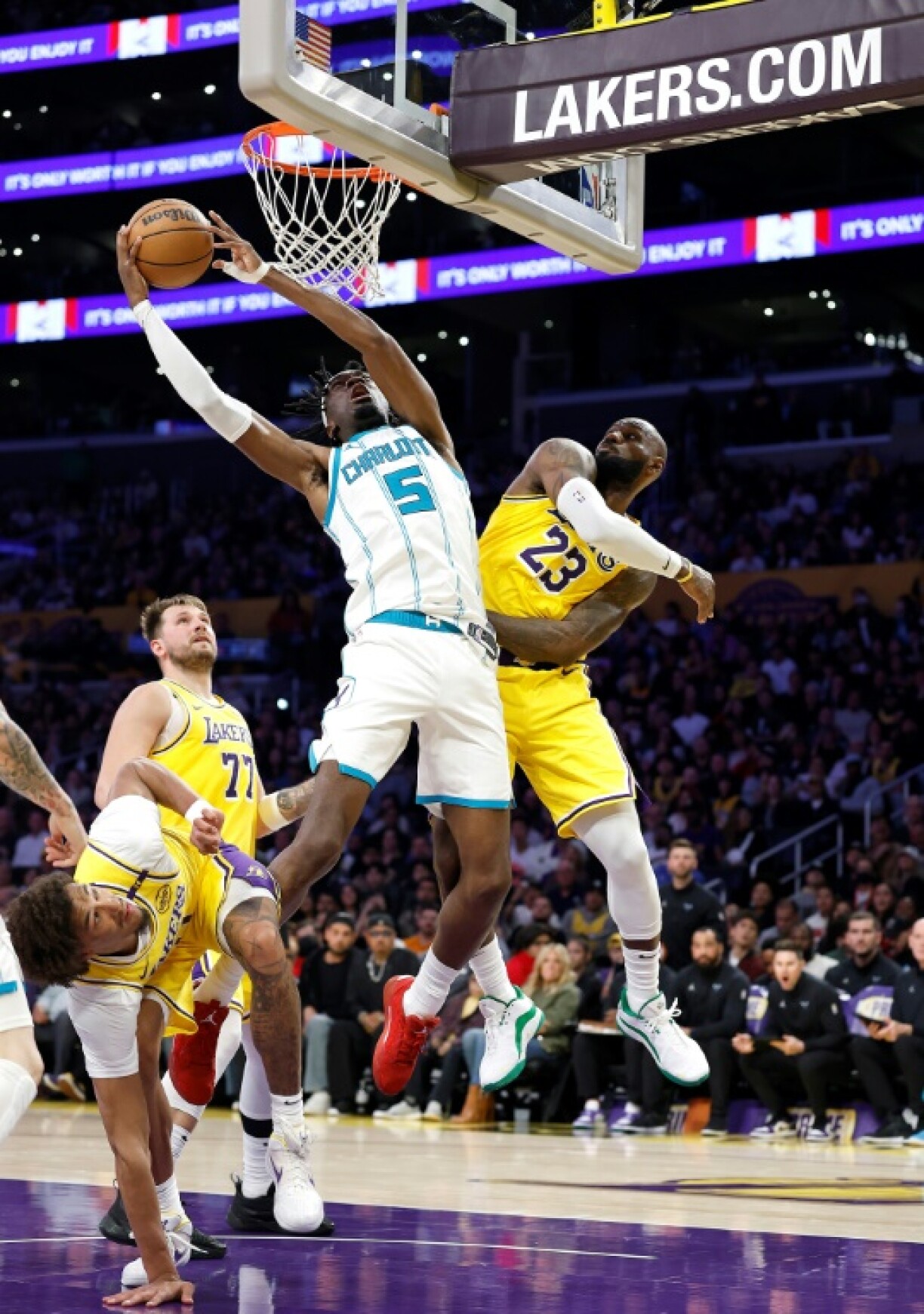 Mark Williams attempts a shot in Charlotte's win over the Lakers