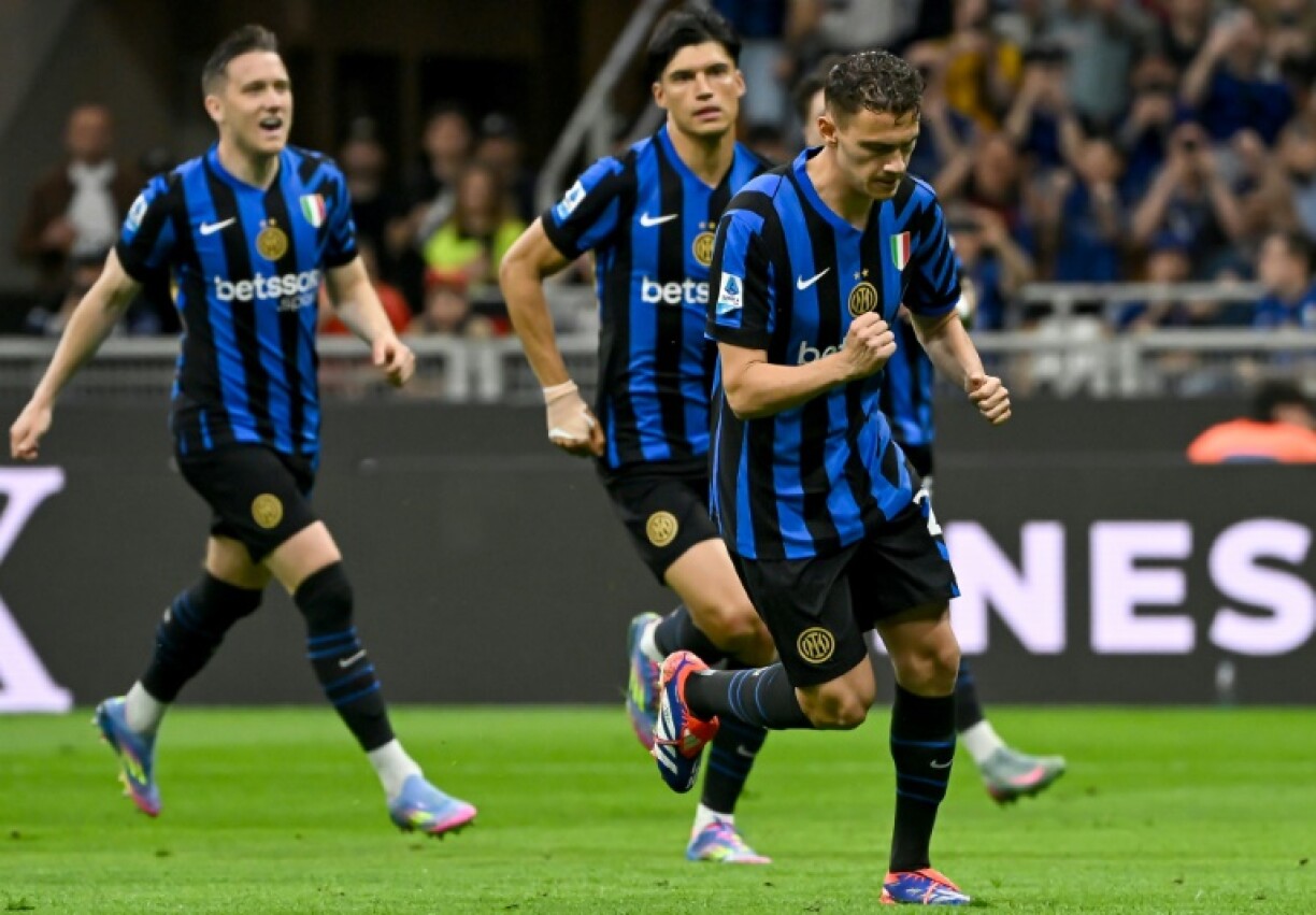 Kristjan Asllani (R) celebrates scorign Inter Milan's winning penalty against Verona