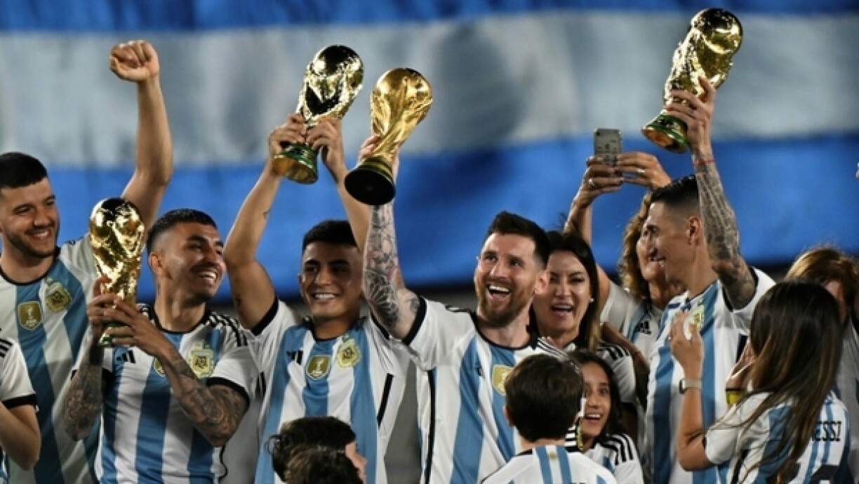 Lionel Messi, sa femme Antonela Roccuzzo et ses enfants Thiago, Mateo et Ciro, célèbrent leur victoire en Coupe du Monde à l'issue d'un match amical contre le Panama, le 23 mars à Buenos Aires