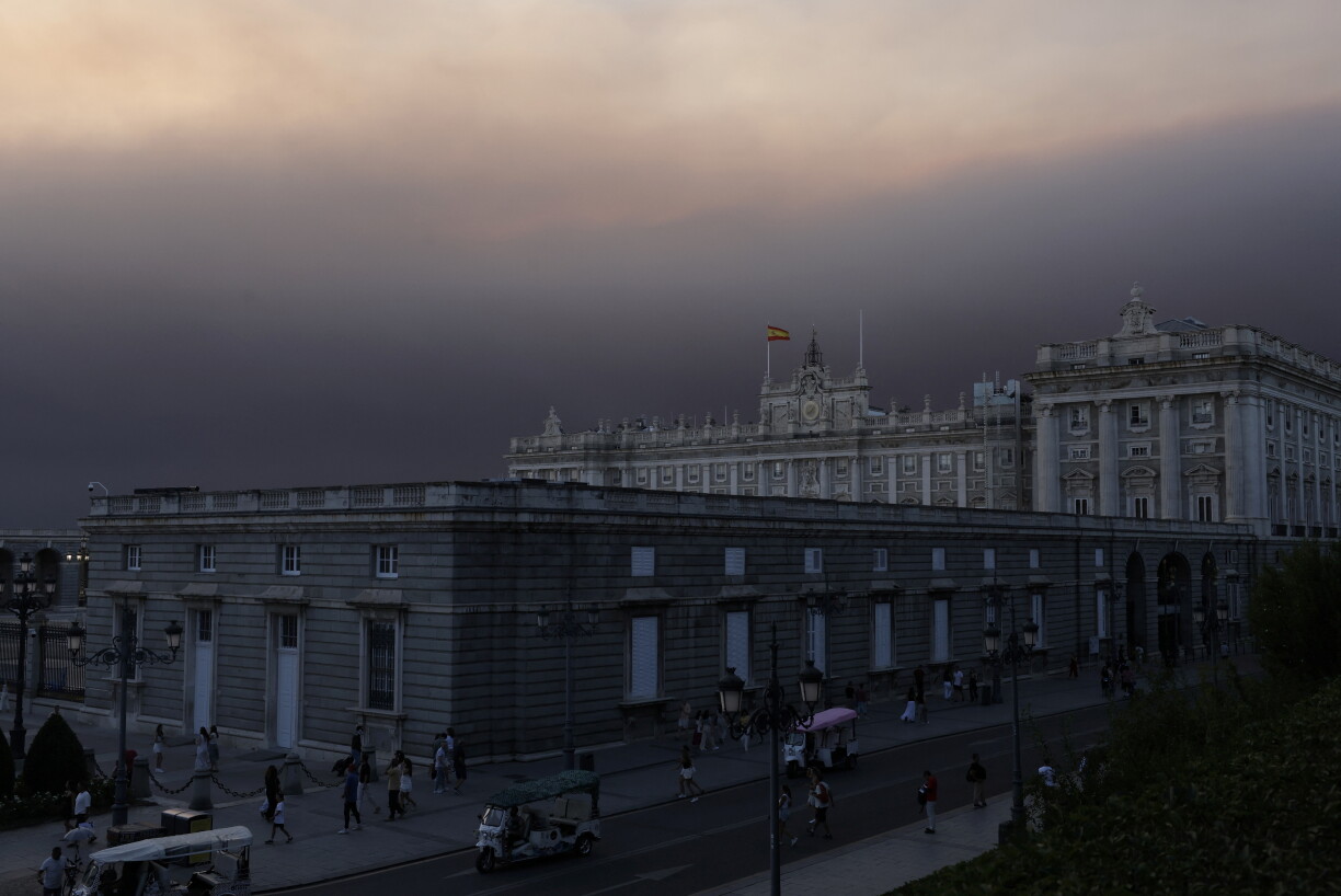 Den Damp vun de Bëschbränn westlech vu Madrid huet och Auswierkungen op den Himmel iwwer Madrid, wéi hei iwwer dem kinnekleche Palais ze gesinn ass.