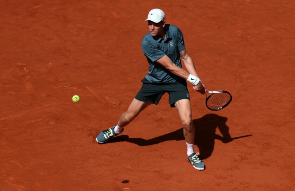 Jannik Sinner renvoie la balle lors de sa victoire contre Cameron Norrie, le 28 avril 2026 à Madrid