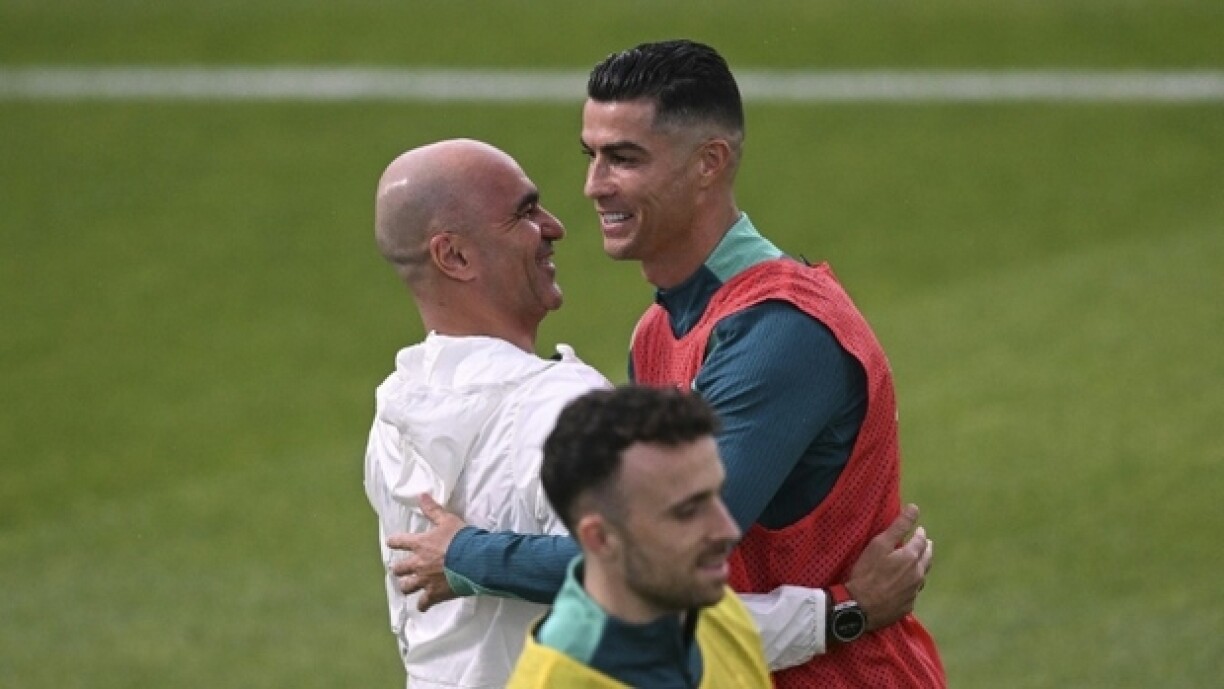 Cristiano Ronaldo et le sélectionneur portugais Roberto Martinez se prennent dans les bras lors d'un entraînement à la