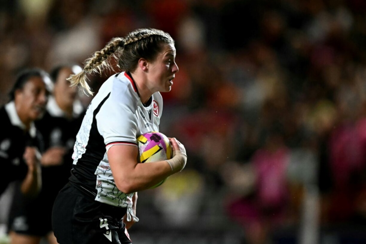 Lock Sophie de Goede stormed over between the posts for Canada's fourth try after being sent into open space by an excellent inside pass from Justine Pelletier