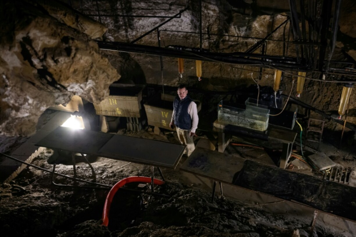 Olivier Guillaume, ingénieur de recherche au CNRS, pose le 8 juillet 2026 dans la grotte-laboratoire de Moulis, en Ariège