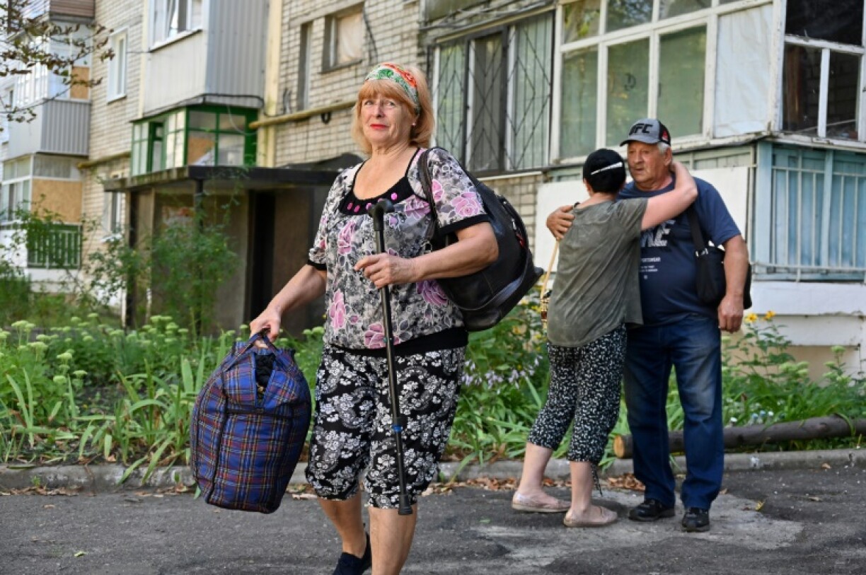 Des habitants quittent leur village, près de Koupiansk, après des bombardements russes répétés, le 15 août 2023 en Ukraine
