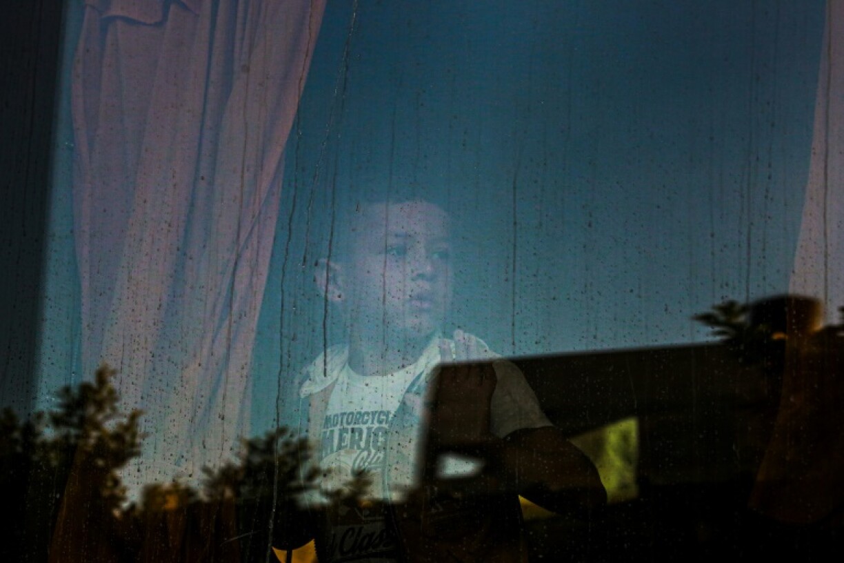 Un enfant palestinien à bord d'un bus à l'hôpital Al-Nasser à Khan Younès le 15 août 2024, après que les autorités israéliennes ont autorisé 11 enfants souffrant de cancer à quitter Gaza afin de recevoir un traitement en Jordanie