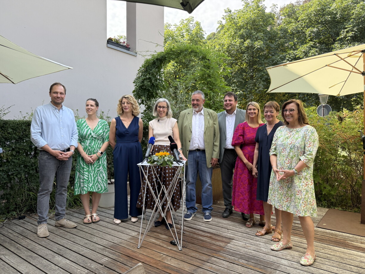 Vu lénks no riets: François Benoy, Stéphanie Empain, Joëlle Welfring, Sam Tanson, Serge Faber, Meris Šehović, Djuna Bernard, Josée Lorsché, Tilly Metz
